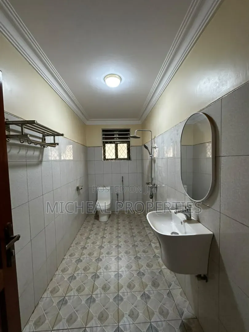 7bdrm House in Kira Nakwero 1.5B, Wakiso / Wakiso for sale