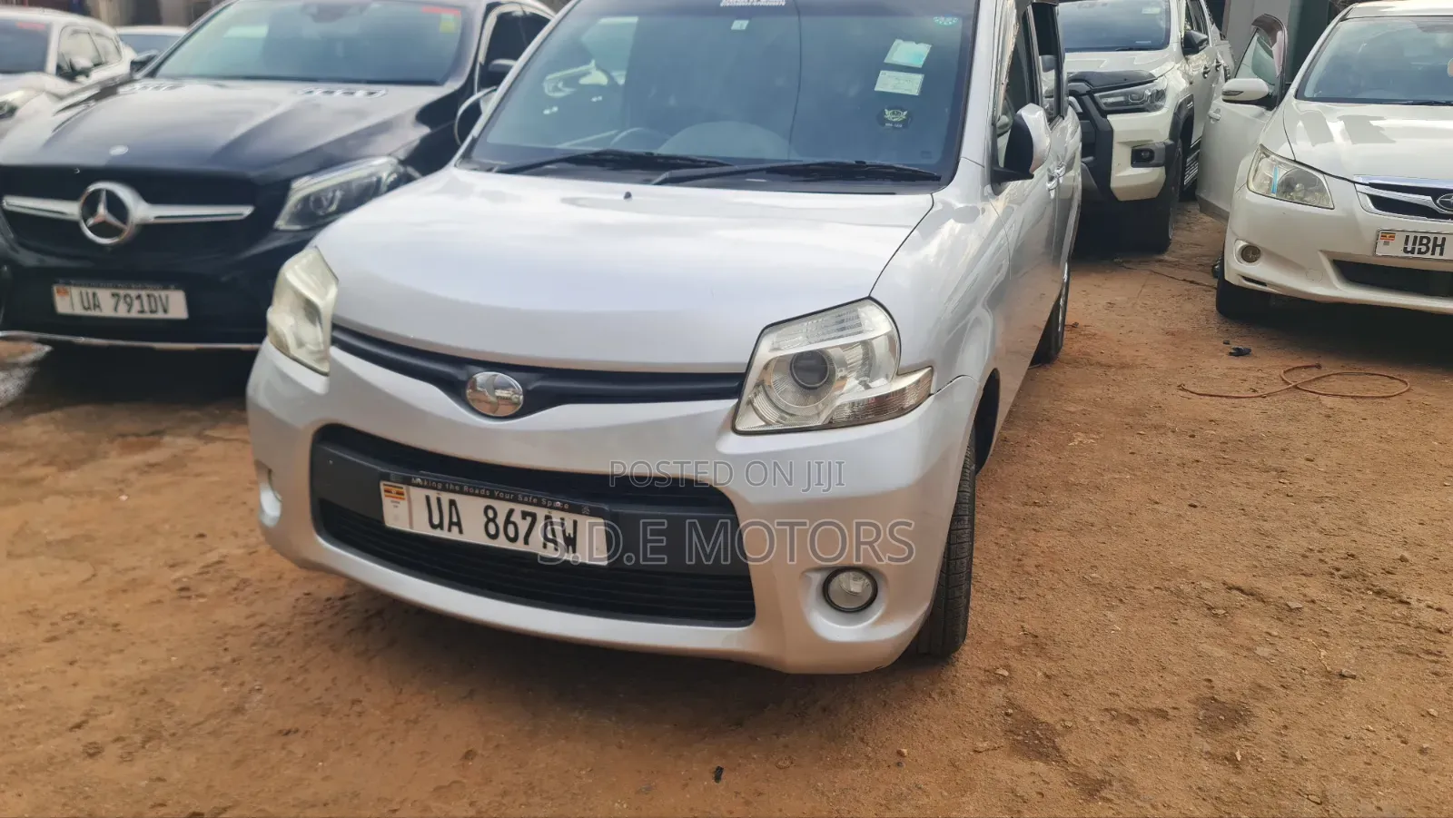 Toyota Sienta 1.5 FWD 2011 Silver