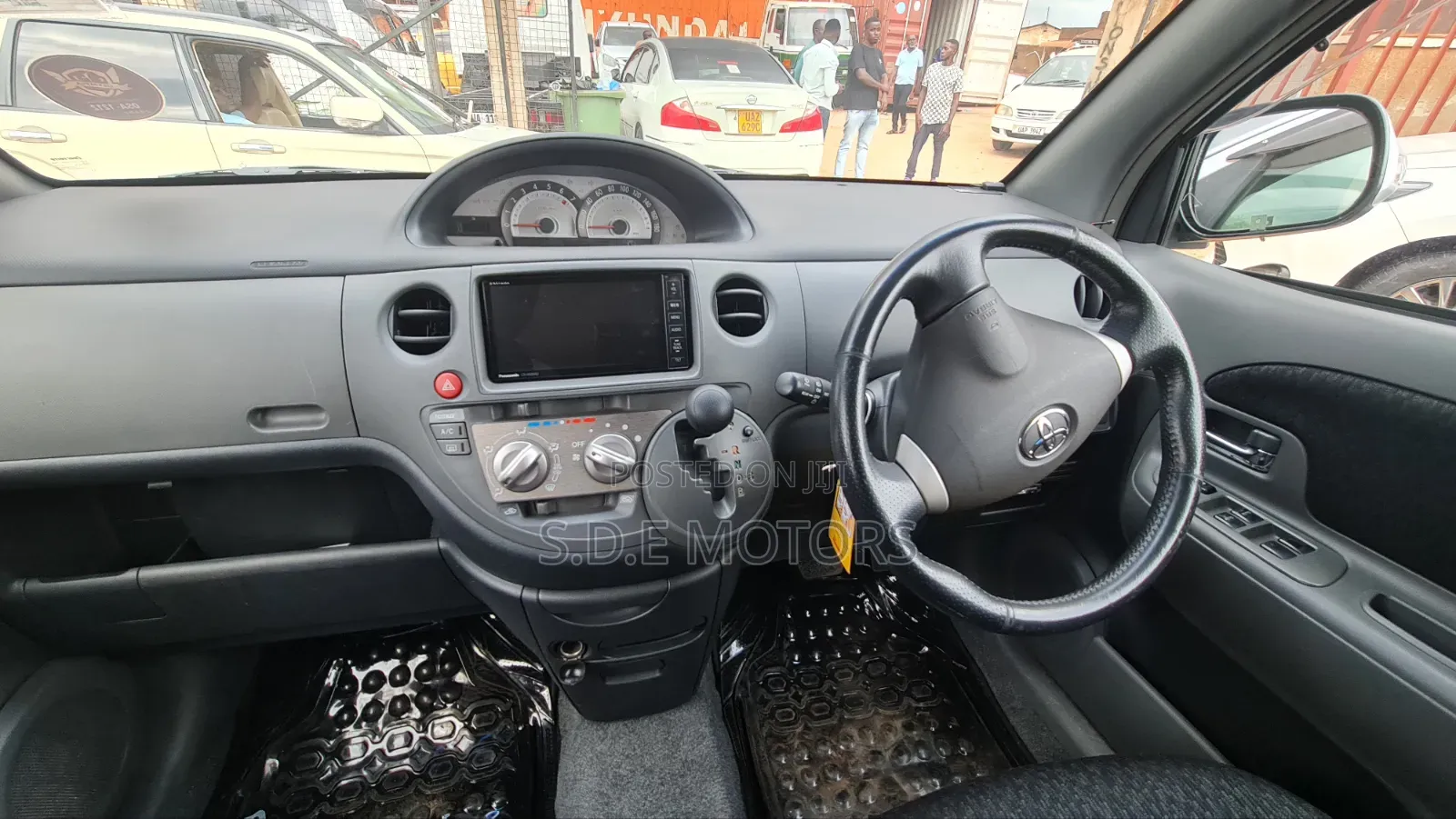 Toyota Sienta 1.5 FWD 2011 Silver
