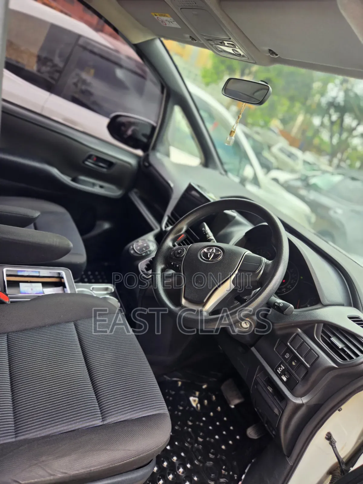 Toyota Noah 2.0 FWD (8 Seater) 2018 White