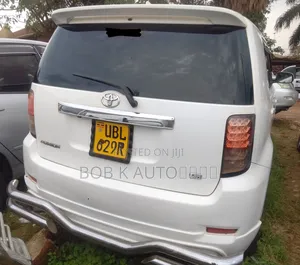 Toyota Corolla Rumion 2009 White