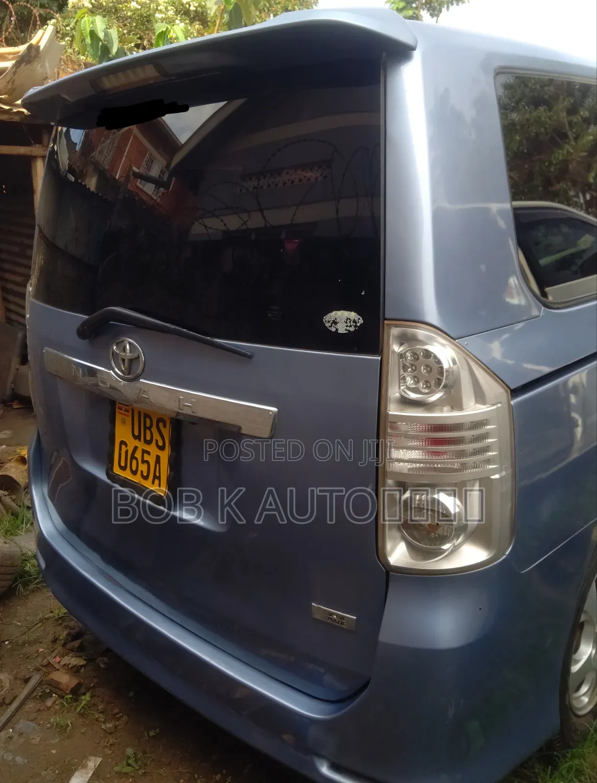 Toyota Voxy 2011 Silver