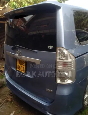 Toyota Voxy 2011 Silver