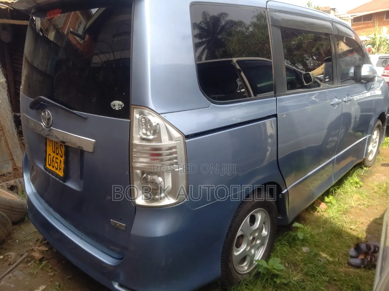 Toyota Voxy 2011 Silver