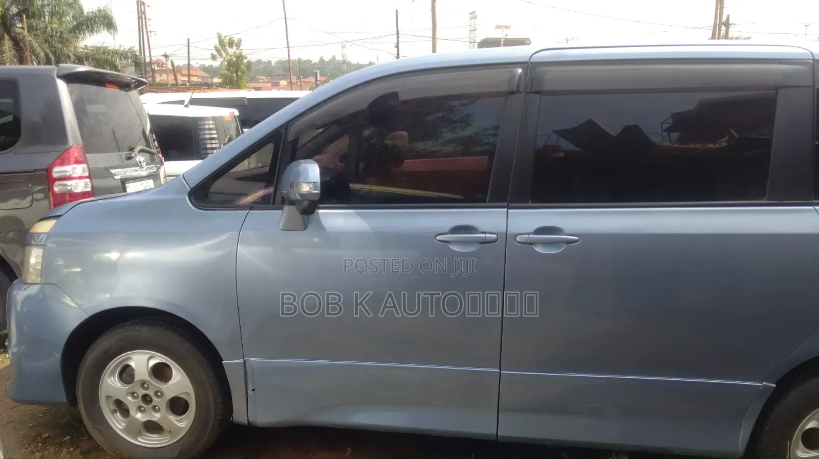 Toyota Voxy 2011 Silver