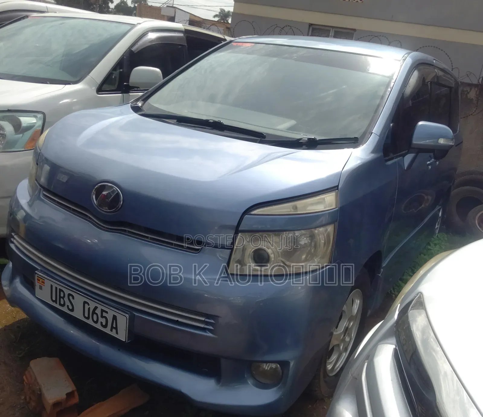 Toyota Voxy 2011 Silver