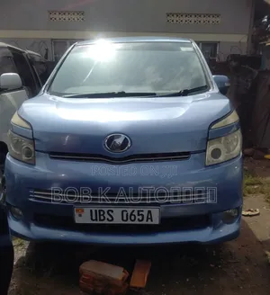 Toyota Voxy 2011 Silver