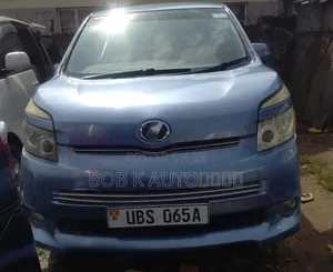 Toyota Voxy 2011 Silver