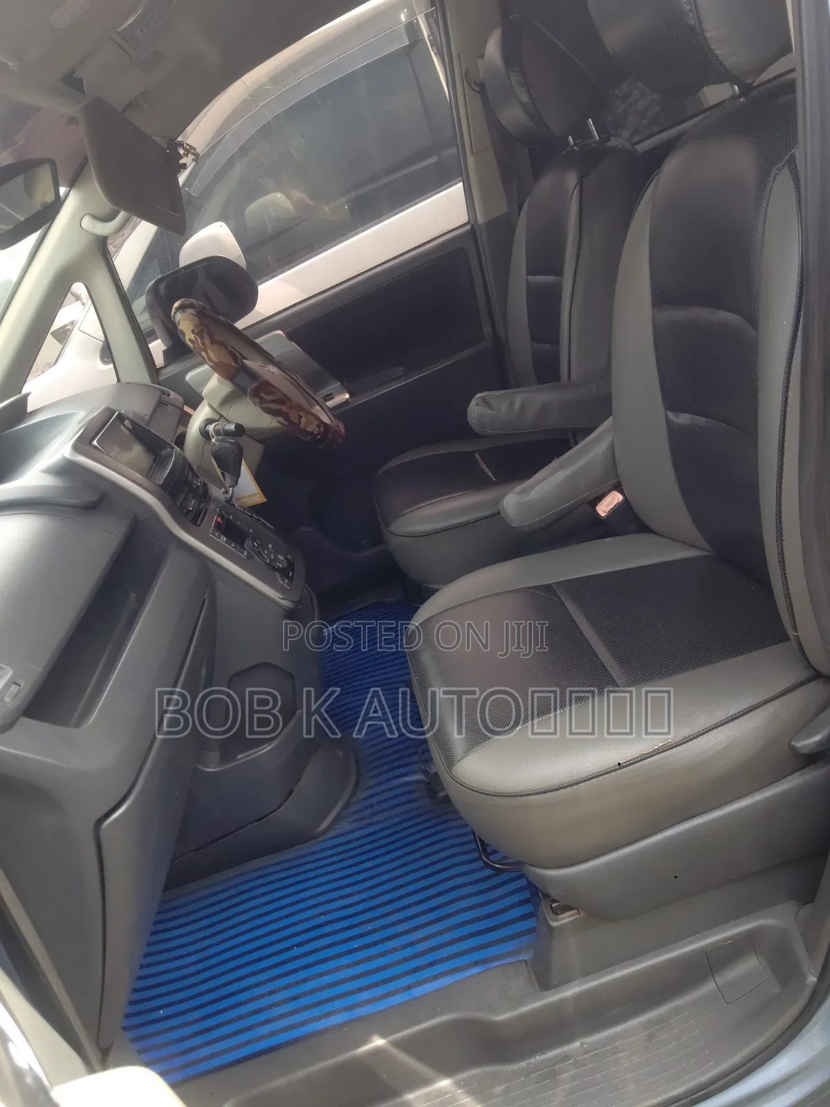 Toyota Voxy 2011 Silver