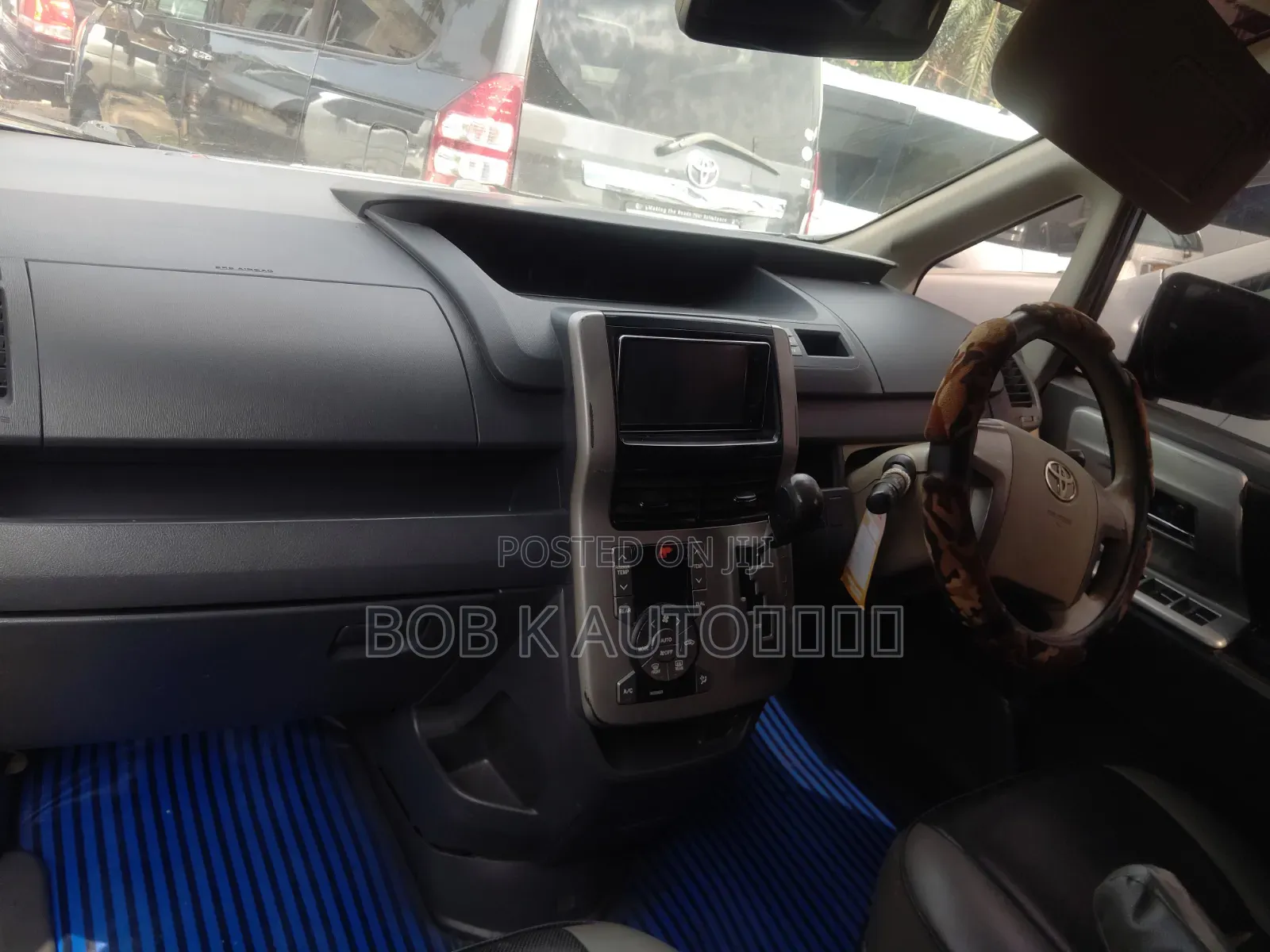 Toyota Voxy 2011 Silver