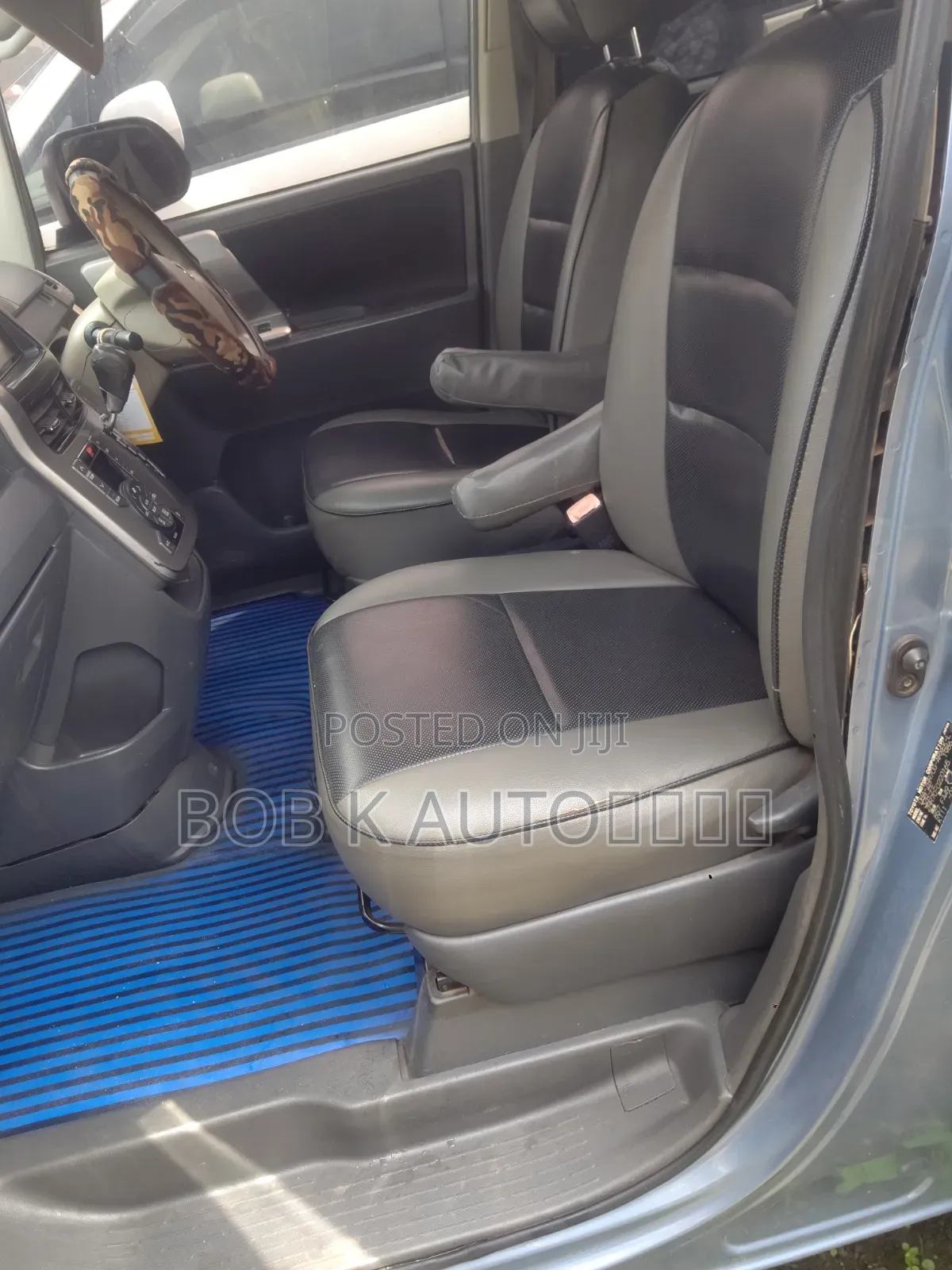 Toyota Voxy 2011 Silver
