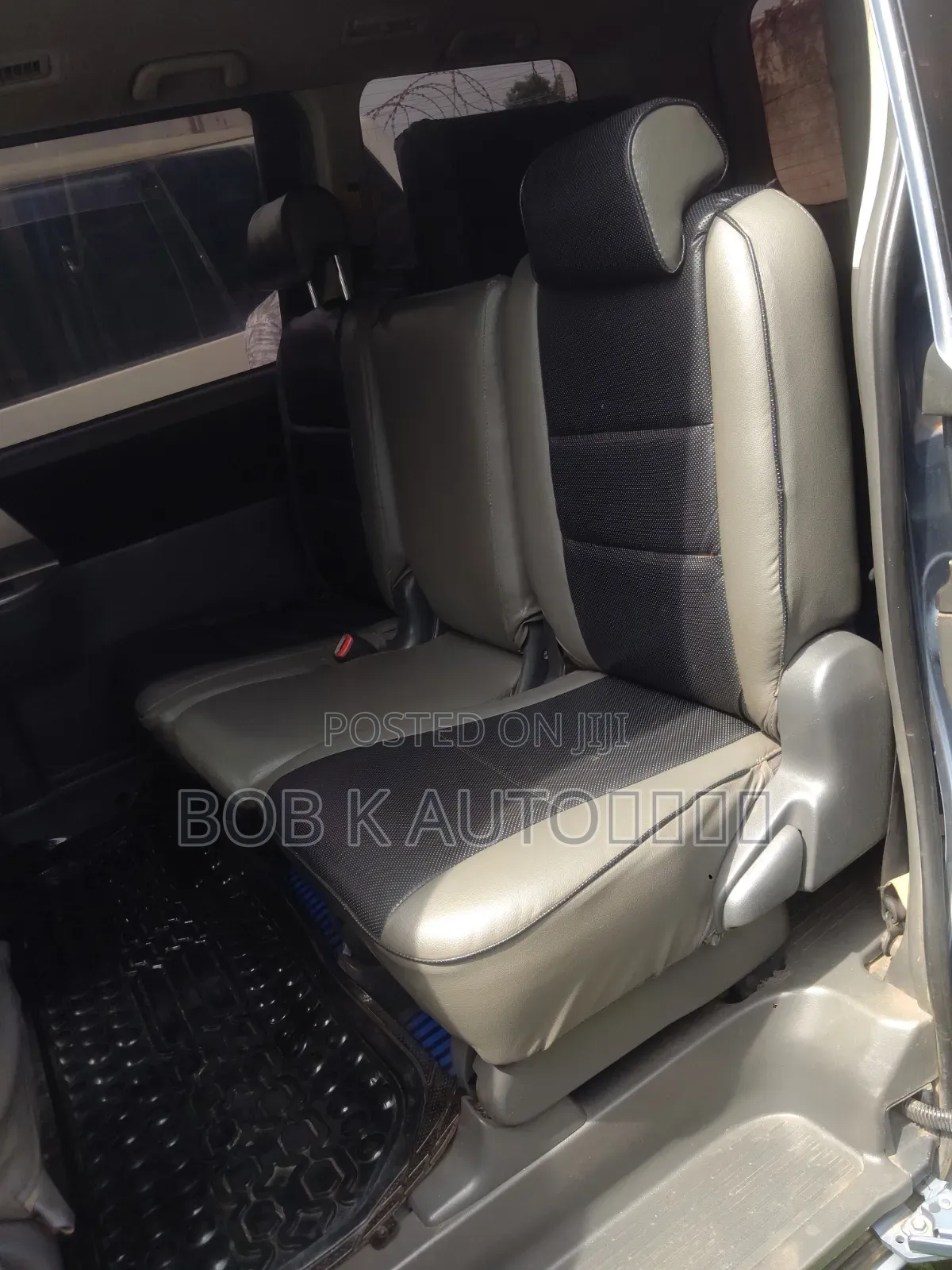 Toyota Voxy 2011 Silver