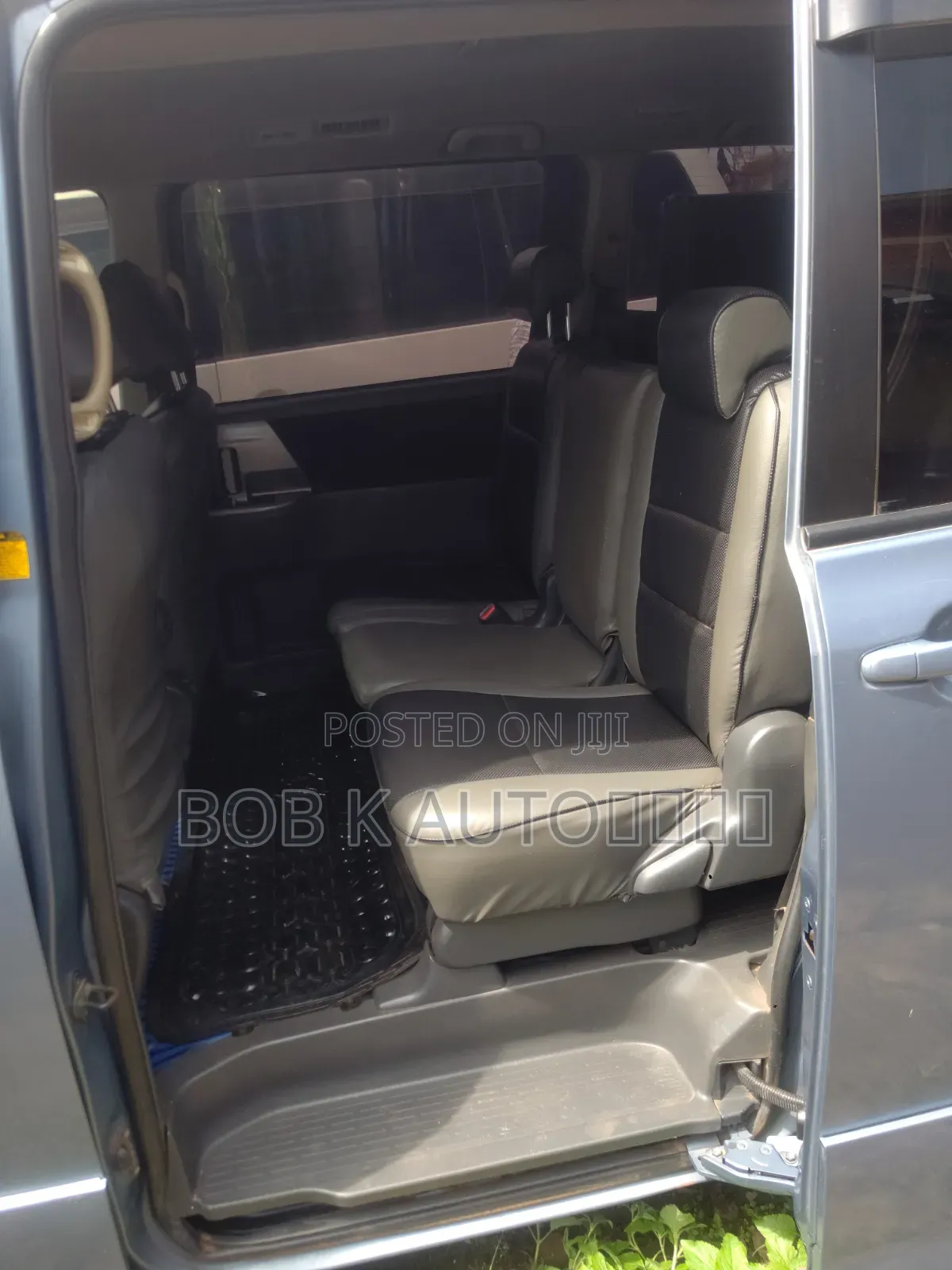 Toyota Voxy 2011 Silver
