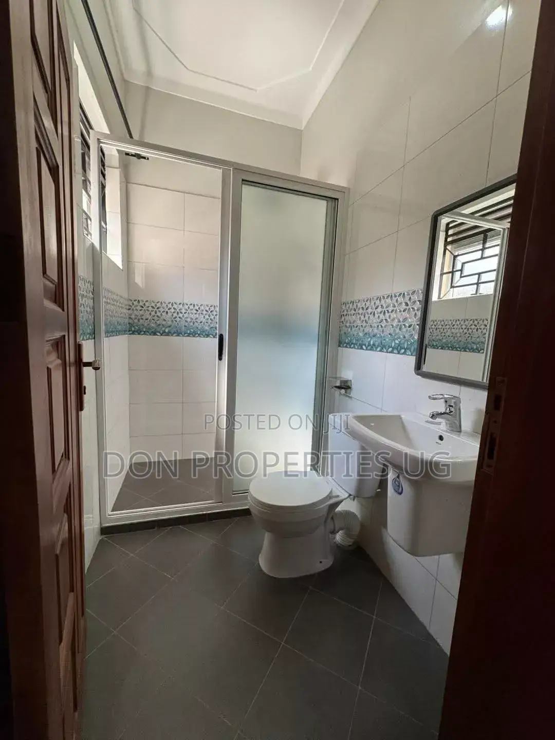 3bdrm Block of Flats in Muyenga Estate, Central Division for rent