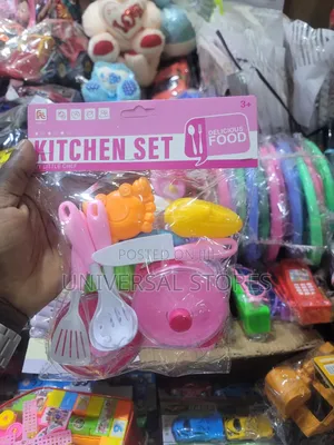 Children's Plastic Kitchen Play Set Featuring Pink Cookware