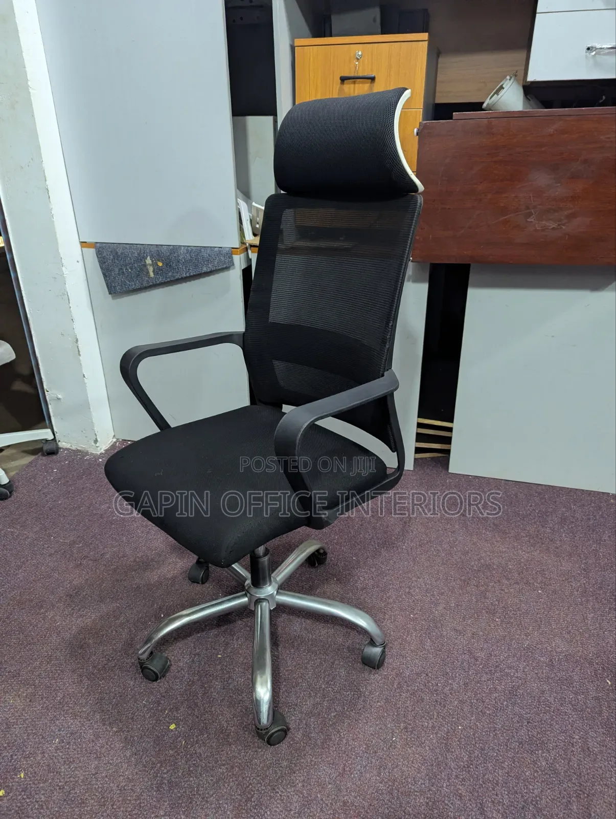 Office Chair// Office Furniture With an Head Support Fixed Armrests