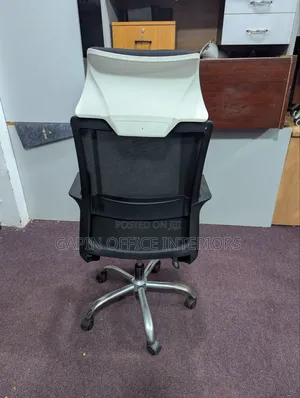 Office Chair// Office Furniture With an Head Support Fixed Armrests