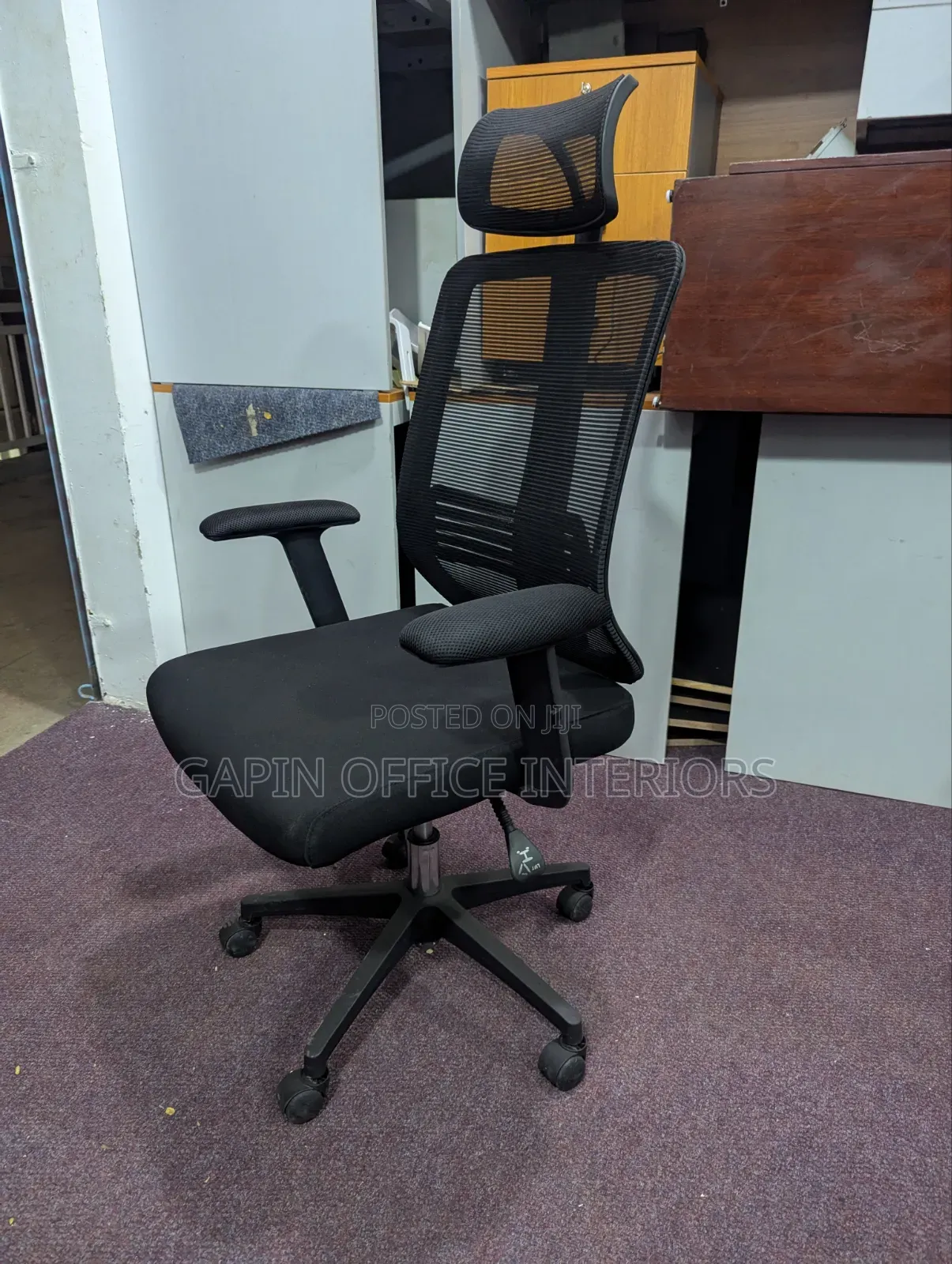 Headrest Office Chair With a Mesh Back and Soft Cushion
