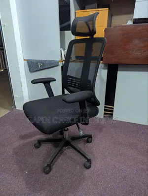 Headrest Office Chair With a Mesh Back and Soft Cushion