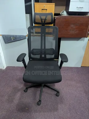 Headrest Office Chair With a Mesh Back and Soft Cushion