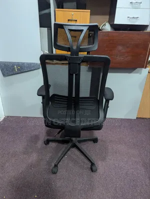 Headrest Office Chair With a Mesh Back and Soft Cushion
