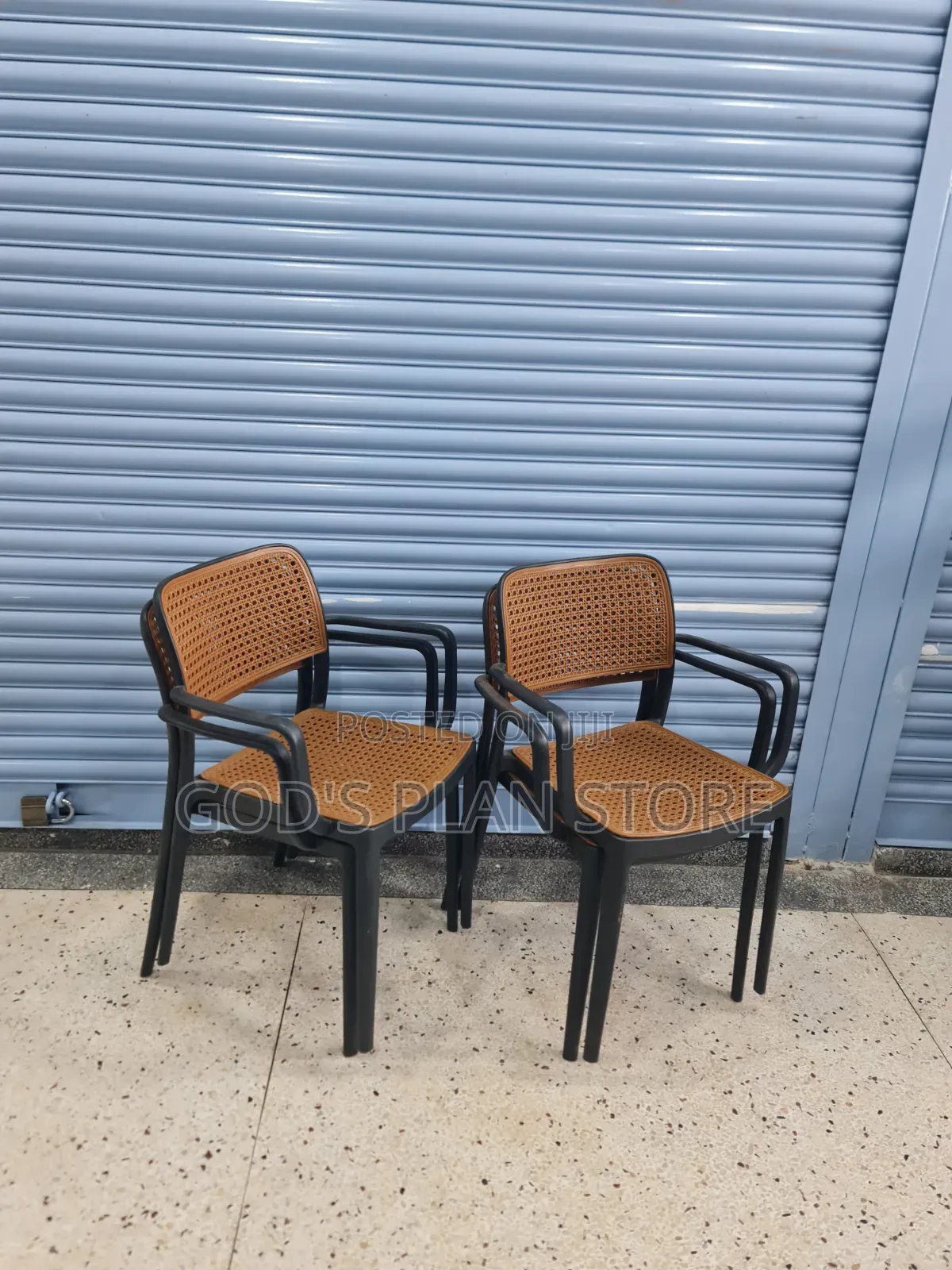 1pcs Black Framed Plastic Chairs Plastic Chairs