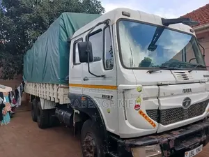 Tata Heavy Duty 2004 White