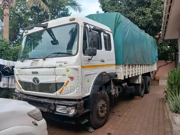 Tata Heavy Duty 2004 White