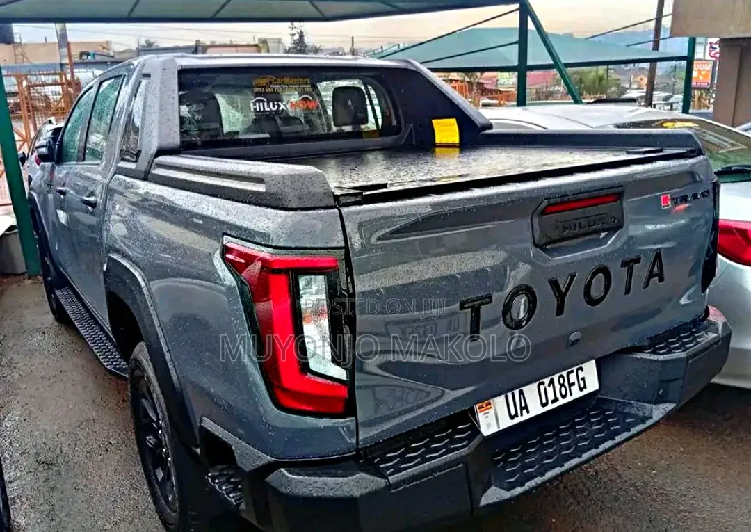 New Toyota Hilux 2026 Gray