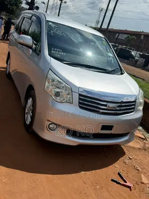 Toyota Noah 2.0 158hp FWD (8 Seater) 2013 Silver