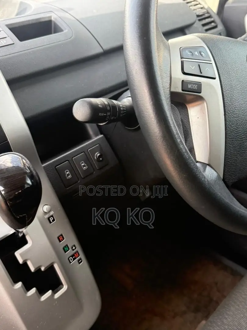 Toyota Noah 2.0 158hp FWD (8 Seater) 2013 Silver