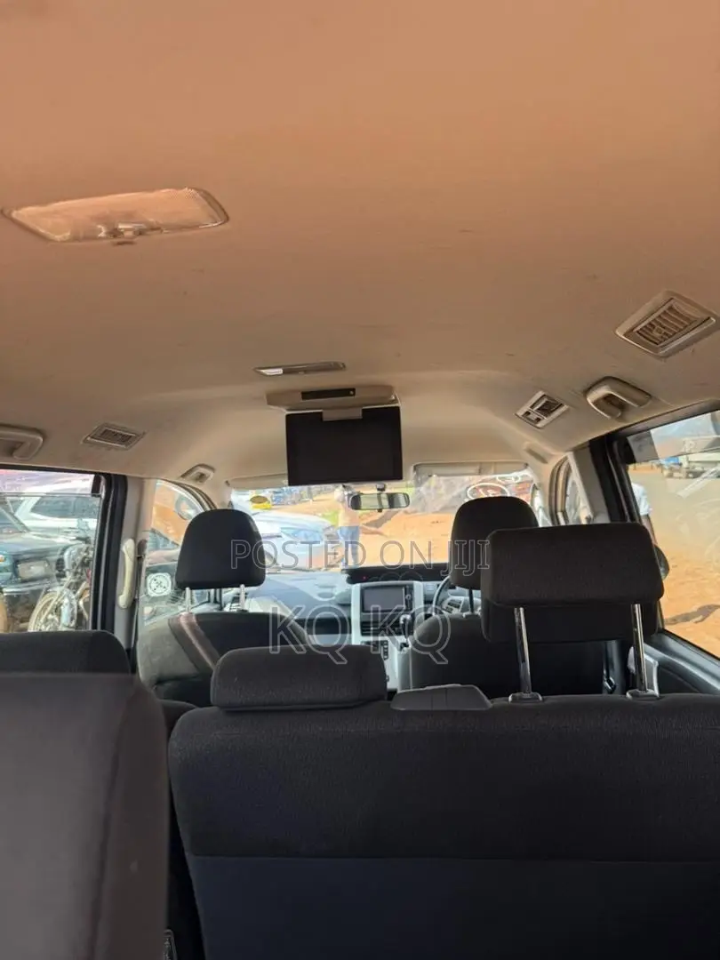 Toyota Noah 2.0 158hp FWD (8 Seater) 2013 Silver
