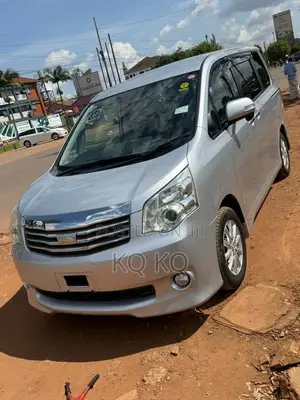 Toyota Noah 2.0 158hp FWD (8 Seater) 2013 Silver