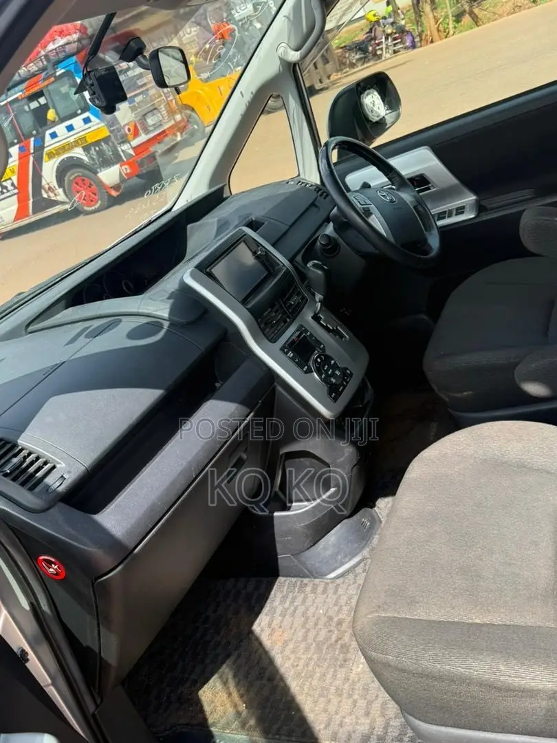 Toyota Noah 2.0 158hp FWD (8 Seater) 2013 Silver
