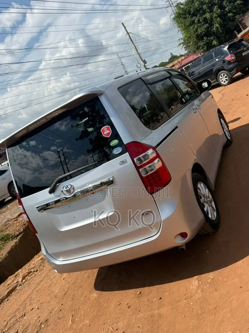 Toyota Noah 2.0 158hp FWD (8 Seater) 2013 Silver