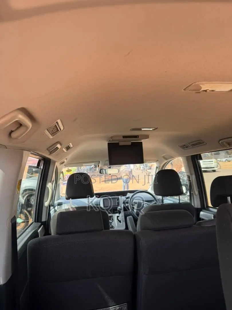 Toyota Noah 2.0 158hp FWD (8 Seater) 2013 Silver
