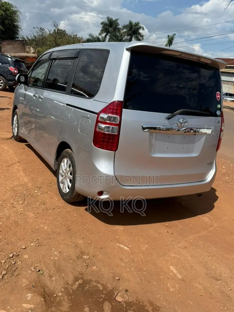 Toyota Noah 2.0 158hp FWD (8 Seater) 2013 Silver