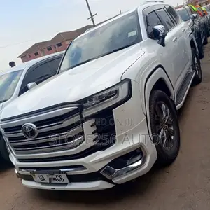 Toyota Land Cruiser LC300 2023 White