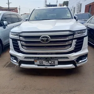 Toyota Land Cruiser LC300 2023 White