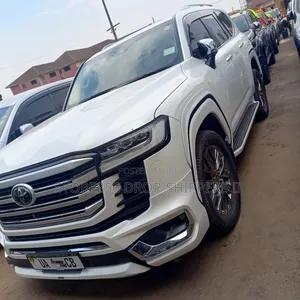 Toyota Land Cruiser LC300 2023 White