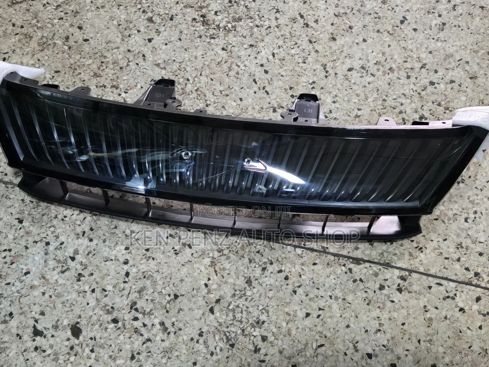 Harrier Hybrid Front Grill ( Brand New)