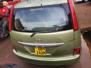 Toyota ISIS 2008 Gold
