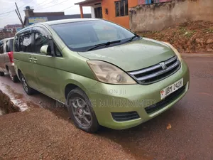 Toyota ISIS 2008 Gold