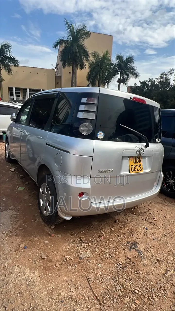 Toyota Sienta 2009 Silver