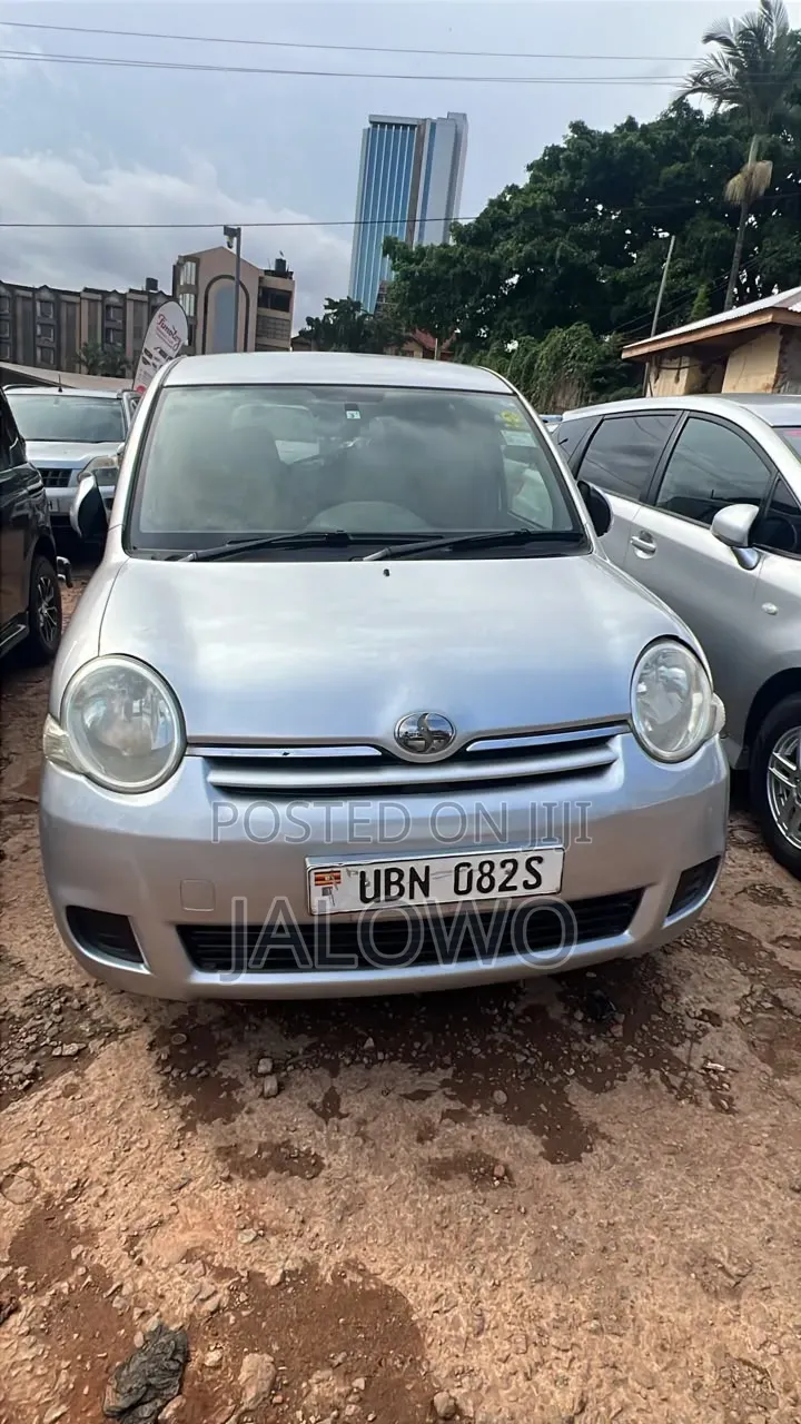 Toyota Sienta 2009 Silver