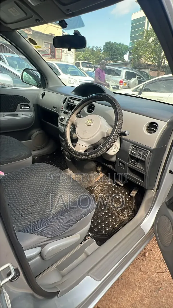 Toyota Sienta 2009 Silver