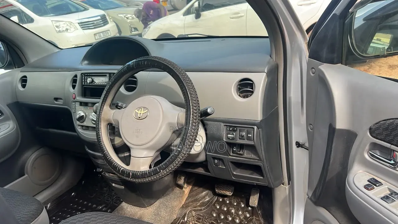 Toyota Sienta 2009 Silver