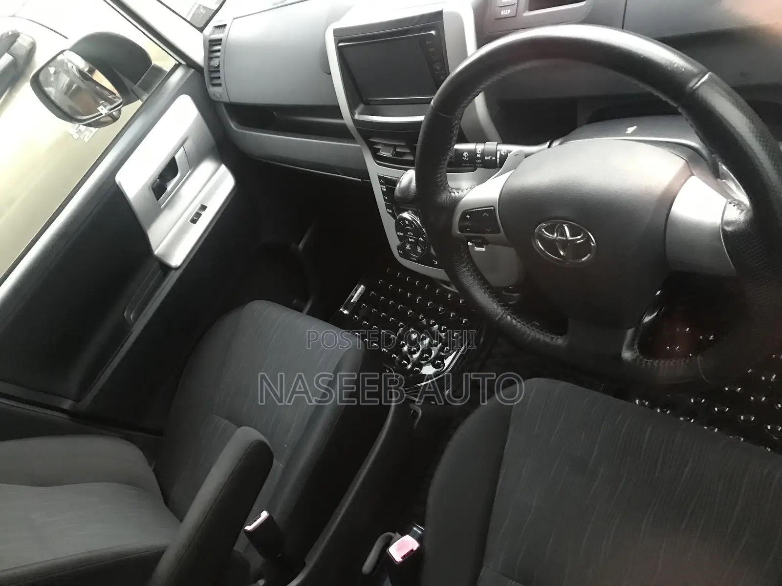 Toyota Noah 2010 White