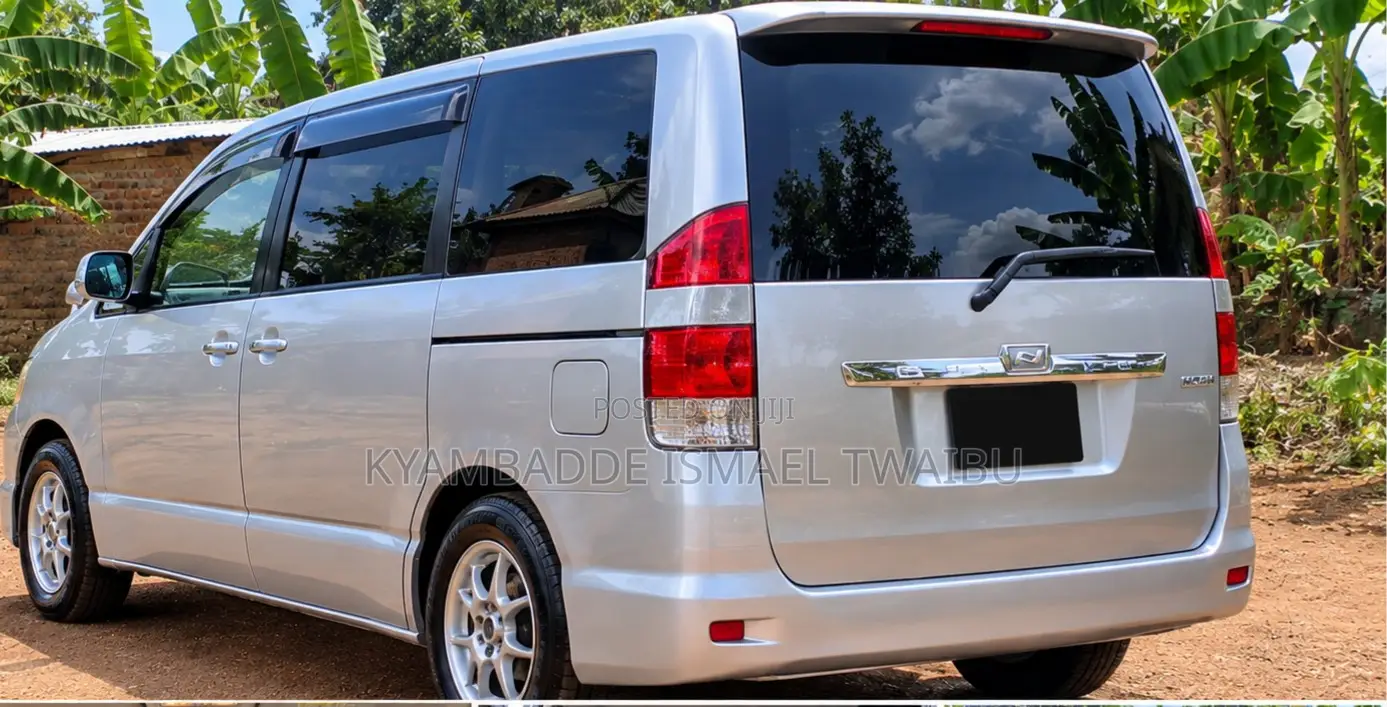Toyota Noah 2.0 FWD (8 Seater) 2005 Silver