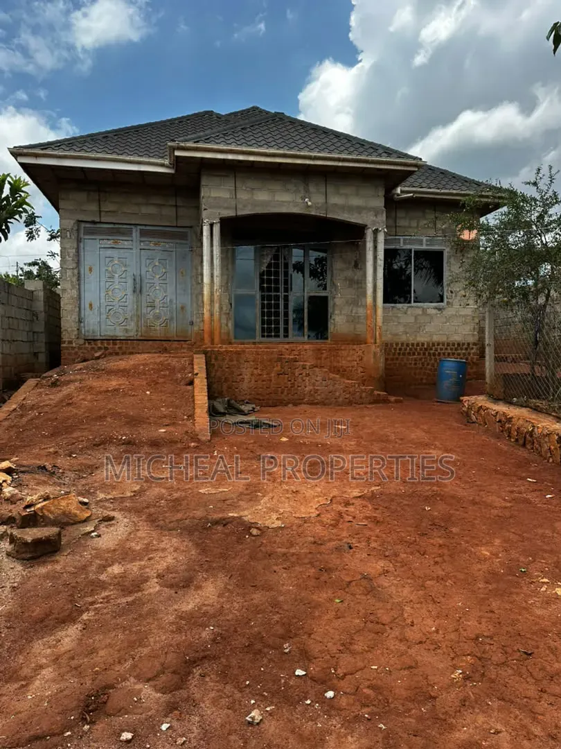 3bdrm House in Katende Masaka Rd, Wakiso / Wakiso for sale